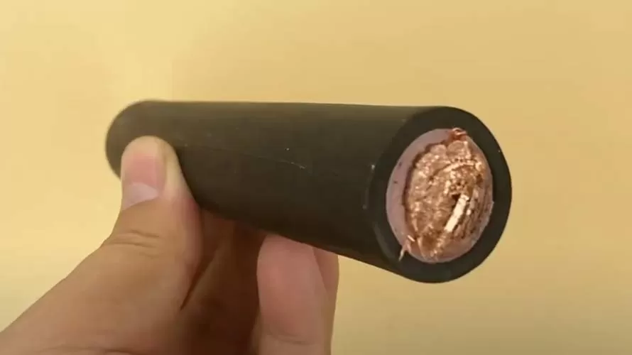 What are the characteristics of this single-core rubber sheathed wire?