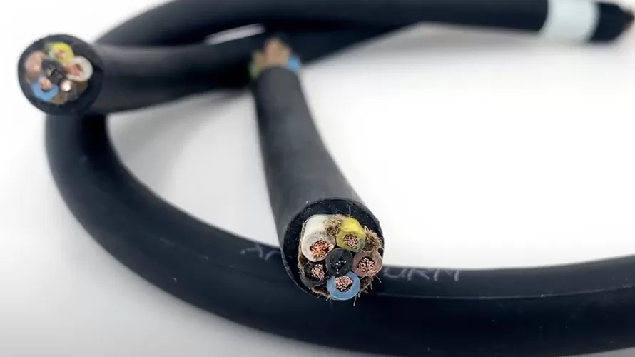 Rubber sheathed cable with steel core